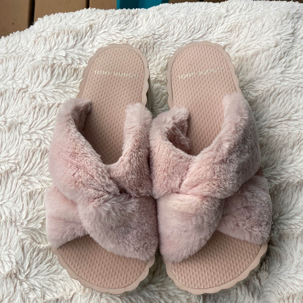 Tory Burch.🎀scallop wedge slides. Faux fur.